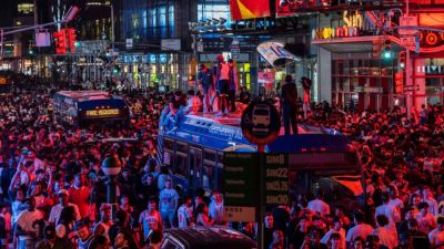 Knicks fans celebrate throughout NYC after first title in 53 years - ESPN