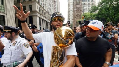 Jalen Brunson slams skeptics as Knicks revel in NBA championship parade - ESPN
