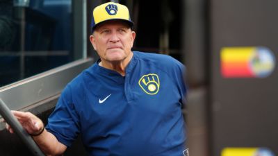 Brewers skipper Murphy announces plans for back, hip surgeries - ESPN