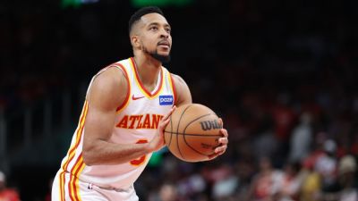 CJ McCollum stays with Hawks on 1-year, $21M extension - ESPN