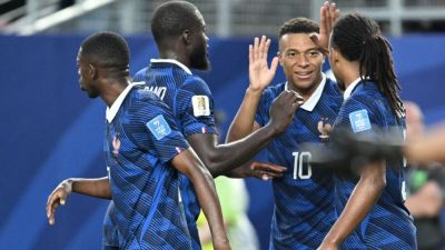 Kylian Mbappé makes it rain as storms delay France win - ESPN