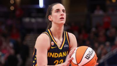 Caitlin Clark receives 5th technical as Fever hold off Mercury - ESPN