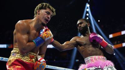 Ennis stops Zayas to win WBO, WBA junior middleweight titles - ESPN