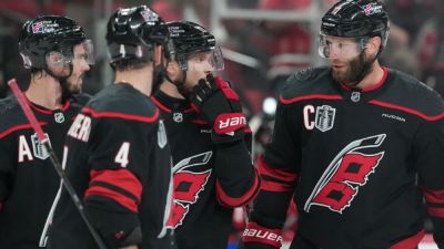 Golden Knights rally again, swipe Game 1 from Hurricanes - ESPN