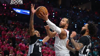 Brunson keys late surge as Knicks steal Game 1 in San Antonio - ESPN