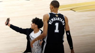 Fan runs onto court, briefly stopping Game 1 of NBA Finals - ESPN