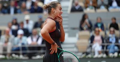 Aryna Sabalenka stunned by Diana Shnaider in French Open quarter-final