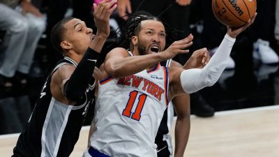 Knicks star Jalen Brunson has injury scare in Game 1 of NBA Finals