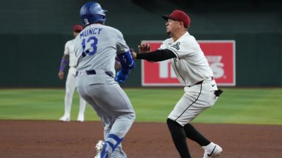 Max Muncy - D-backs' Vargas, Dodgers' Muncy injured on violent collision at first - ESPN - espn.com - Los Angeles - state Arizona