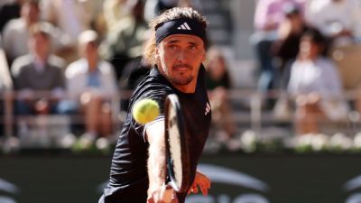 Zverev beats Mensik at French Open, nears elusive Slam title - ESPN