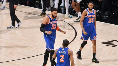 Wemby misses on final shot as Knicks seize 2-0 Finals lead - ESPN