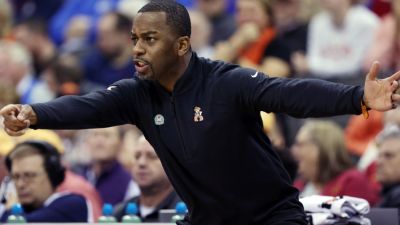 Mike Boynton Jr. agrees to 2-year deal as Michigan hoops coach - ESPN