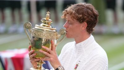 Jannik Sinner beats Alexander Zverev, defends Wimbledon title - ESPN