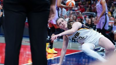 Fever's Caitlin Clark sounds off on non-call in loss to Valkyries - ESPN