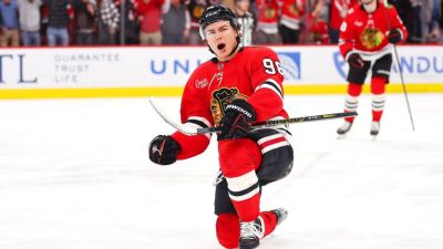 Blackhawks star Connor Bedard agrees to 5-year, $75M deal - ESPN