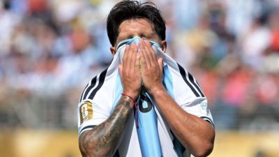 Argentina lose Martínez, Romero to injury in World Cup final vs. Spain - ESPN