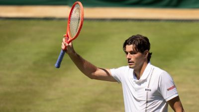 Fritz impresses with his walk-on before advancing at Wimbledon - ESPN