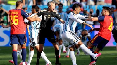 FIFA to investigate violent clash between Spain and Argentina after World Cup final - ESPN