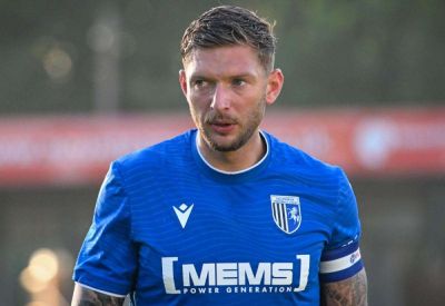 Gillingham defender Logan Dobbs speaks about the experience and leadership that former St Johnstone and Motherwell centre-back Liam Gordon has brought to the team