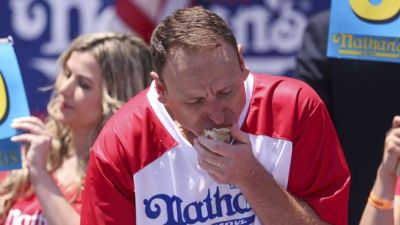 Joey Chestnut, Miki Sudo devour field to defend hot dog titles - ESPN - espn.com - Usa - Australia - Czech Republic - state Indiana - South Korea