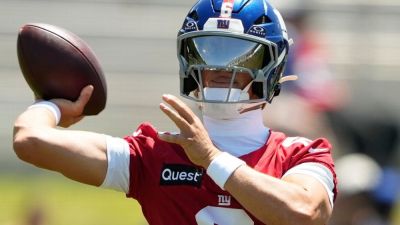 QB Jaxson Dart lauded for inbounds slide at Giants camp - ESPN