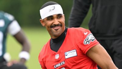 Eagles QB Jalen Hurts' speed in camp drawing rave reviews - ESPN