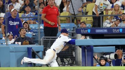 Dodgers' Freeman appears to avoid injury after fall into dugout - ESPN
