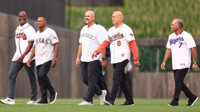 26 Hall of Fame members emerge from corn at Field of Dreams - ESPN
