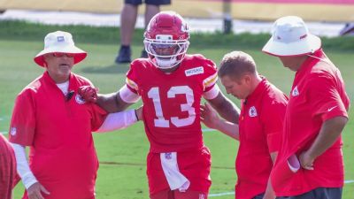 Chiefs rookie standout Cyrus Allen exits practice after scary collision with teammate Kaiir Elam
