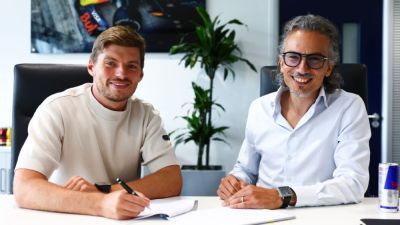 Max Verstappen ends F1 speculation by signing new Red Bull contract to 2030 - ESPN
