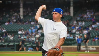 Blackhawks great Patrick Kane gets incredible standing ovation from Cubs and White Sox fans at Wrigley Field