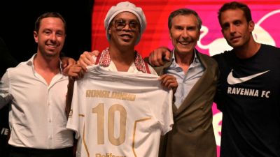 Ronaldinho arrives on Ravenna beach to restart playing career - ESPN