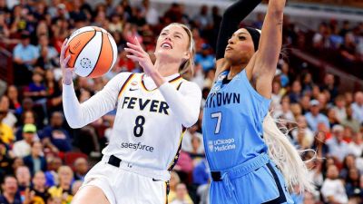 Sky's Carrington tossed after hard foul on Fever's Cunningham - ESPN