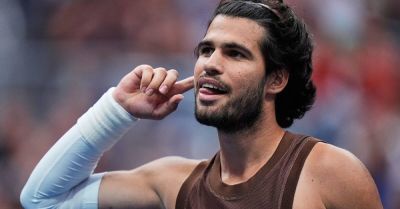Carlos Alcaraz makes light work of US Open comeback with straight-sets win