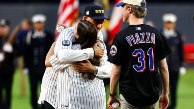 Jeter reunites with 9/11 victim's daughter as Yanks pay tribute in ceremony - ESPN