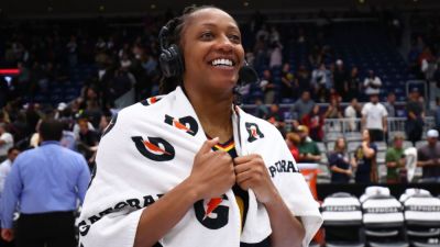 Caitlin Clark - Kelsey Mitchell - Stephanie White - Kelsey Mitchell sets WNBA season scoring record, feted by Fever - ESPN - espn.com - state Indiana