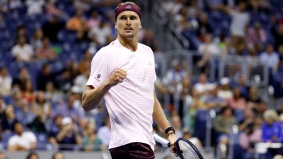 No. 1 seed Zverev narrowly survives Sonego in US Open 1st round - ESPN