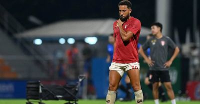 Andros Townsend hit by pitch roller while warming up in Thai league