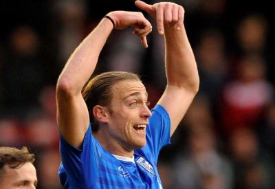 Gillingham’s former striker Tom Eaves is a free agent and there is speculation that he could make a return to Priestfield