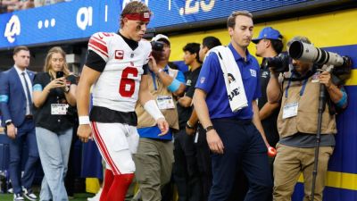 Giants QB Jaxson Dart exits MNF game vs. Rams with knee injury - ESPN