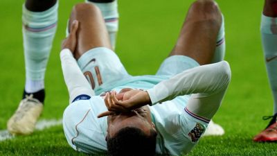 Mbappé to leave France camp after injury while scoring in Zidane's debut - ESPN