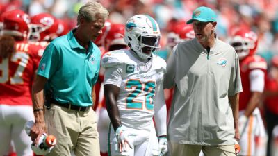 Jeff Hafley - Dolphins RB De'Von Achane suffers knee injury vs. Chiefs - ESPN - espn.com - county Miami - county Garden