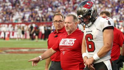 Bucs QB Baker Mayfield has dislocated thumb, will undergo MRI - ESPN