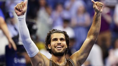 Carlos Alcaraz drops 1st set, then surges into US Open Round 3 - ESPN