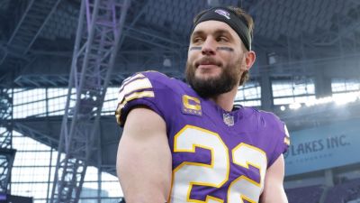 Vikings safety Smith agrees to deal, back for 15th season - ESPN
