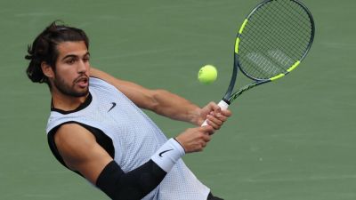 '25 champ Carlos Alcaraz cruises to quarterfinals at US Open - ESPN
