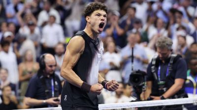 Ben Shelton stuns Carlos Alcaraz in late-night US Open marathon - ESPN